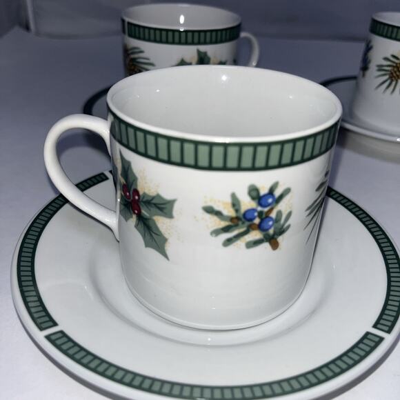 SET OF 4 Fairfield Fine China WINTERGREEN Cups and Saucers. Christmas Holiday - Picture 7 of 11
